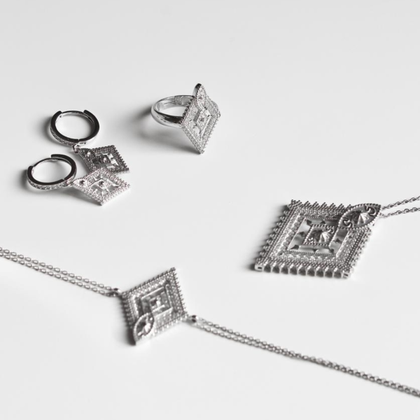 mudhhila collection